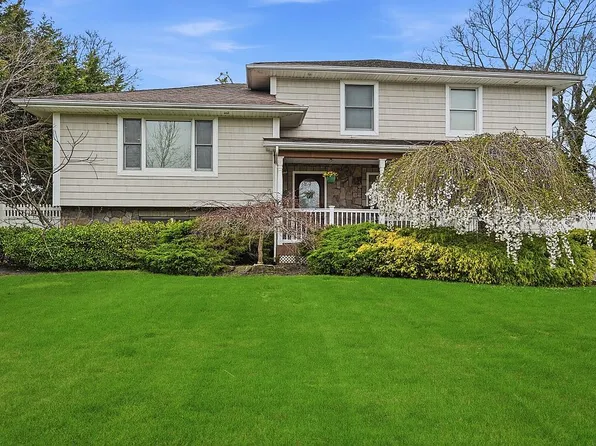 52 Marilynn St, East Islip, NY 11730