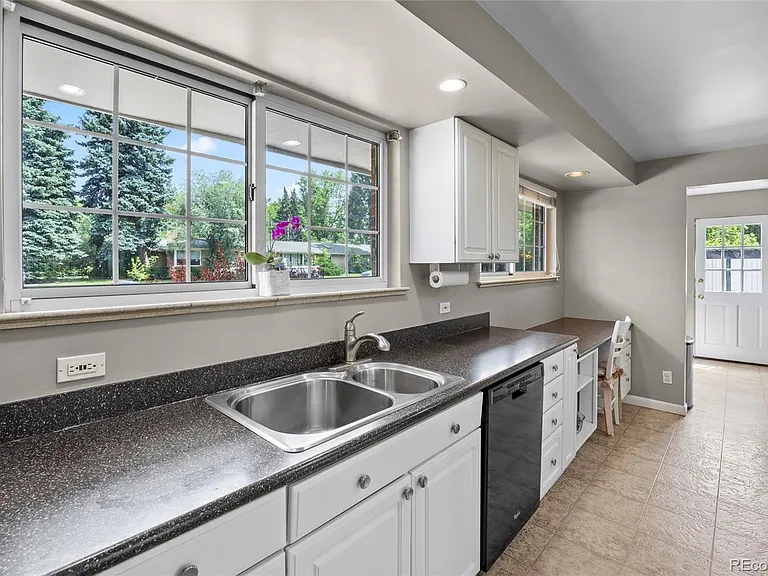 281 Niagara St — Photo 11