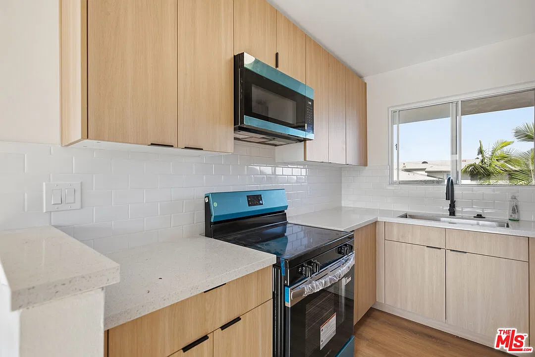 3401 Ocean Park Blvd — Photo 3