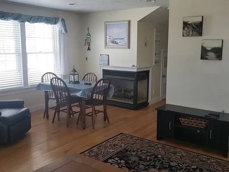 398 N End Blvd #B — Photo 3