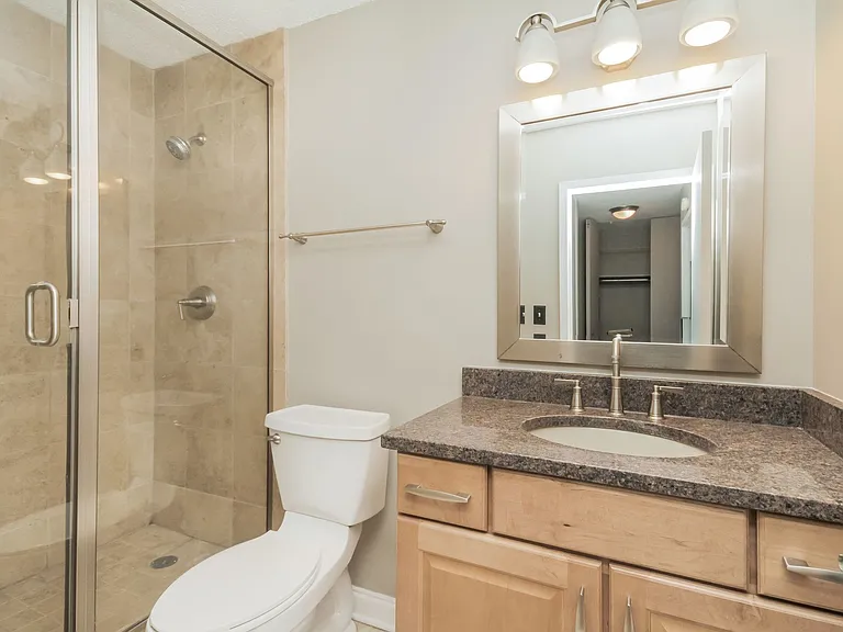 10 E Ontario Condos — Photo 11