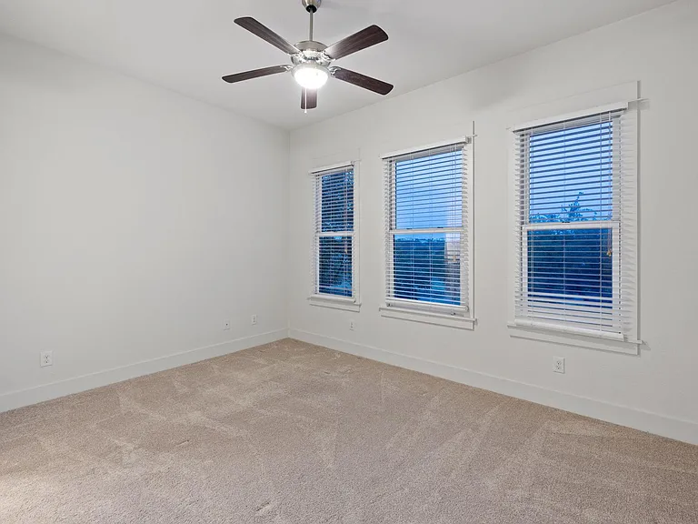 2217 Seabiscuit Cv #105 — Photo 35