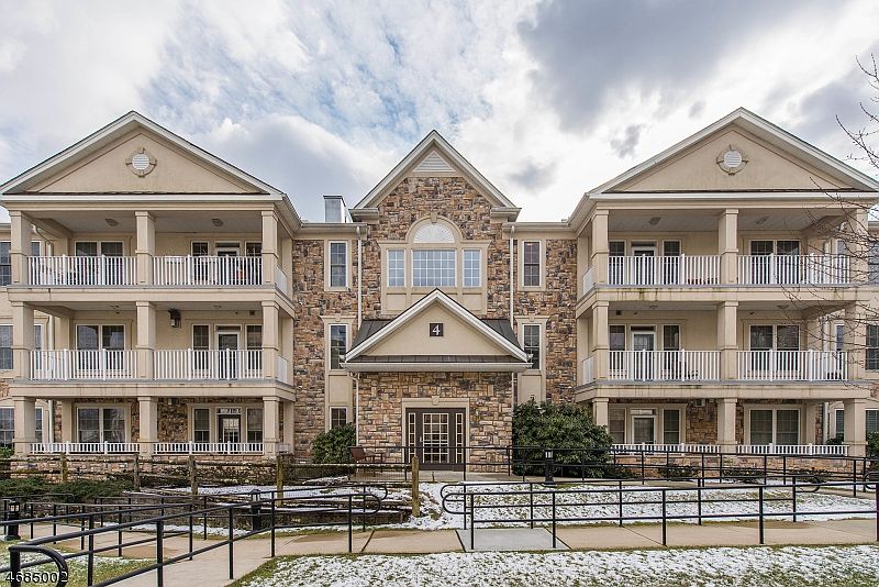 1st image of 403 Holly Ln