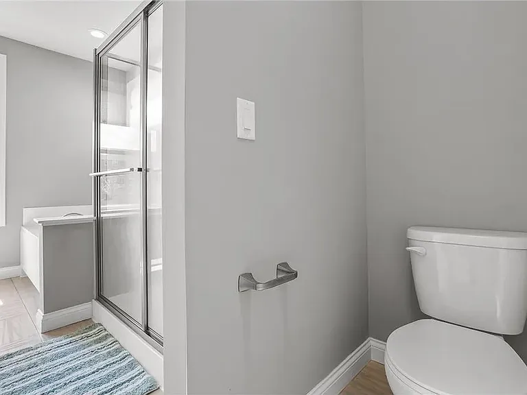 Primary bedroom's en suite bath