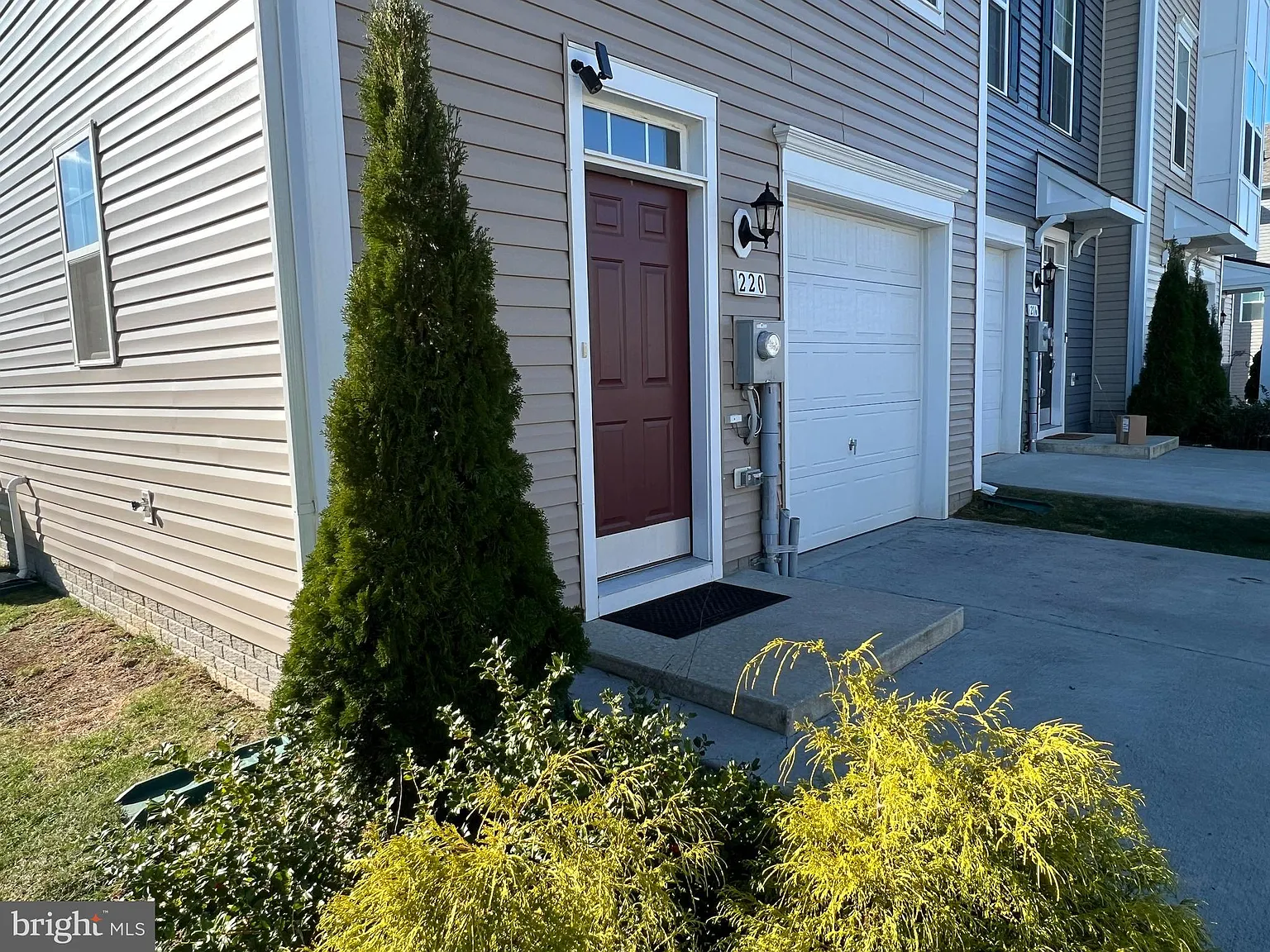 4 bed, 3.5 bath, 2256 sqft, $2,200 — Photo 2