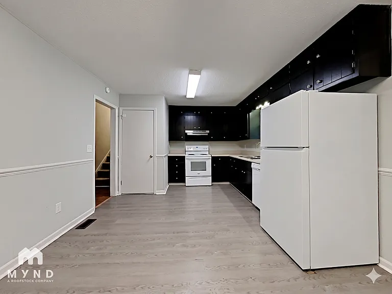 2624 Garry St — Photo 3