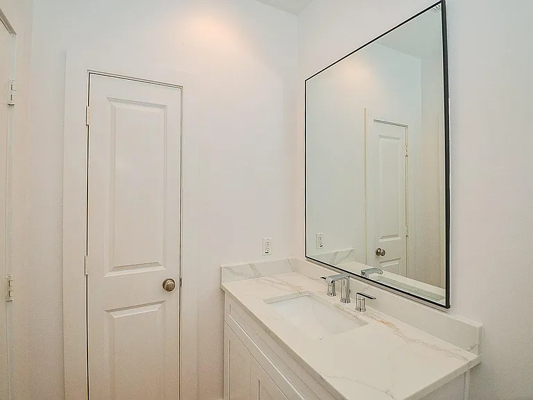 408 Parker St — Photo 5