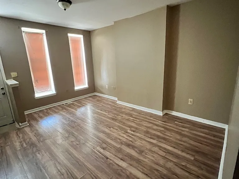1433 N Fulton Ave — Photo 4