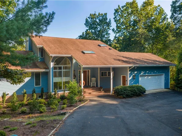 60 Heron Point Ln, Hartfield, VA 23071