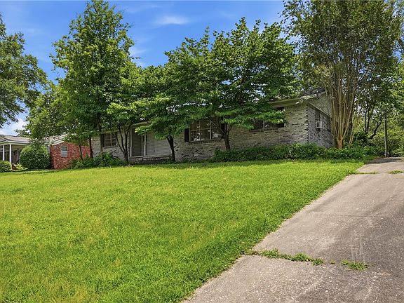 3rd image of 801 W 17th Ter