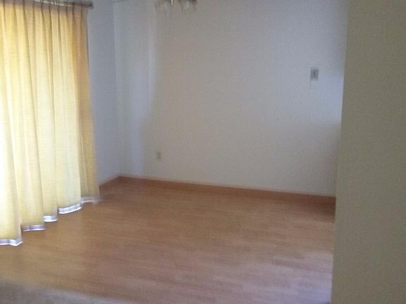 3rd image of 715 Heather Ct