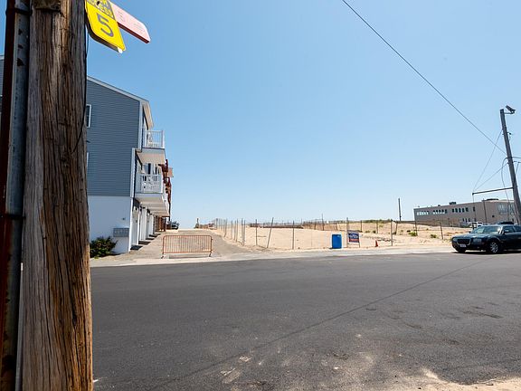 4th image of 30 Old Town Way #30B