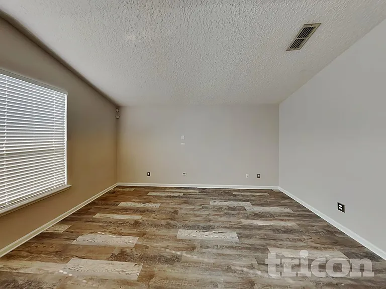 13698 Devan Lee Dr N — Photo 2
