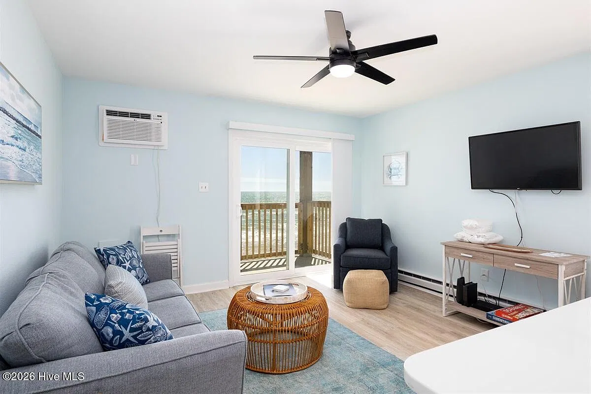 1 bed, 1.0 bath, $1,350 — Photo 1