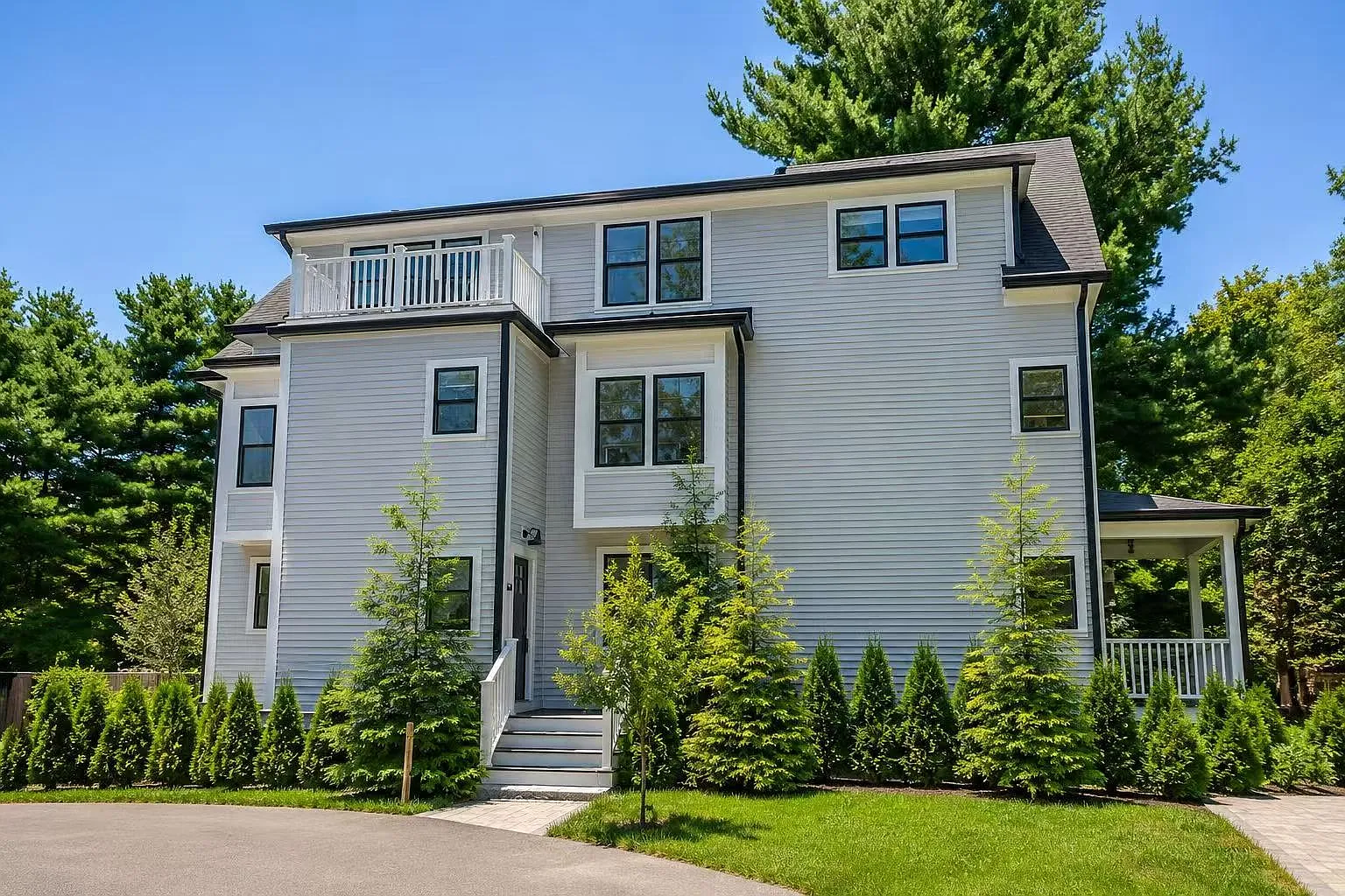 4 bed, 1750 sqft, $5,200 — Photo 1