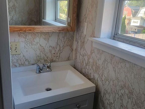 4th image of 109 Price St