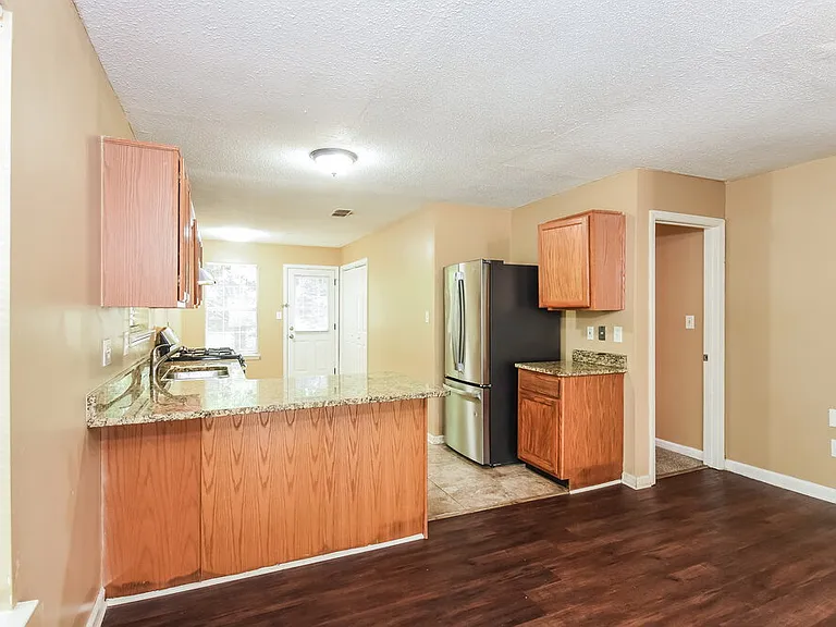 1531 Wembley Dr — Photo 7