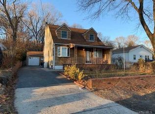 35 Dogwood Ave, Farmingville, NY 11738