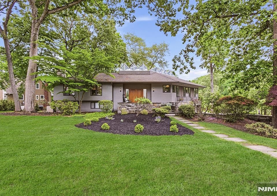 1st image of 565 Green Ln