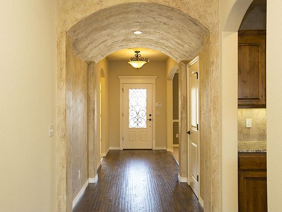Eye-catching barrel ceiling in entry