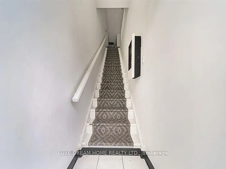 842 Dundas St W — Photo 4