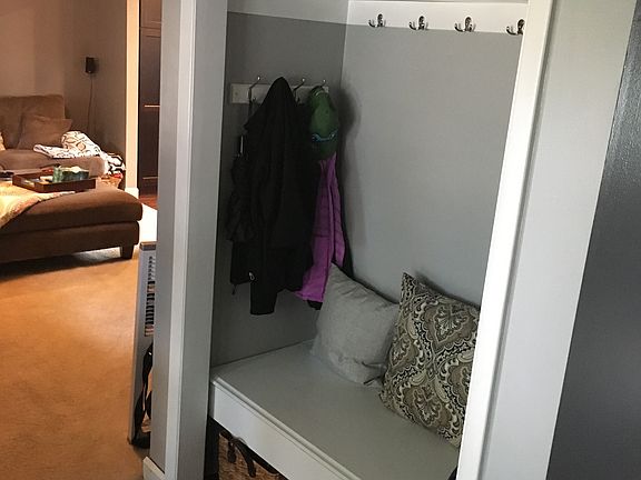 Entry bench with storage