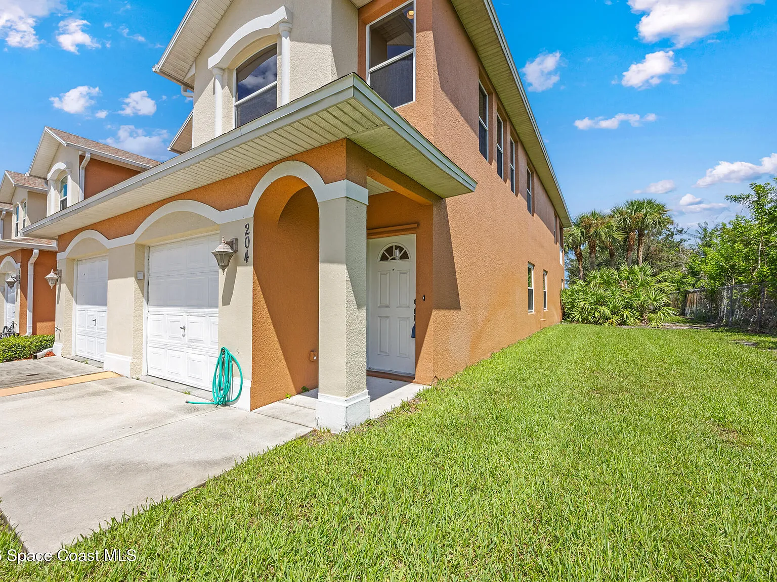 3 bed, 2.0 bath, 1860 sqft, $2,100 — Photo 2