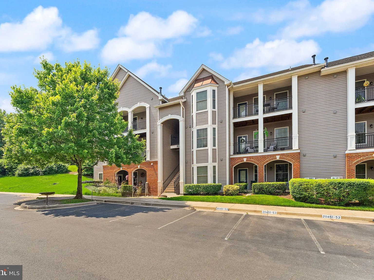 Riverbend At Cascades — Photo 2
