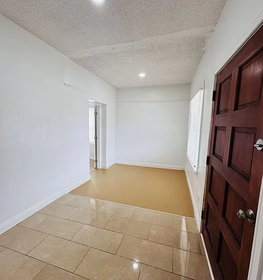 417 W 52nd Pl — Photo 2