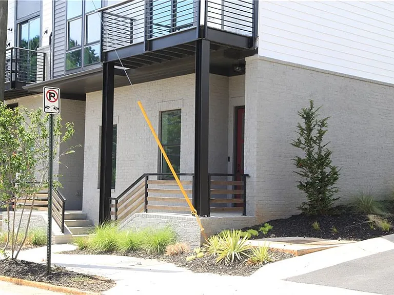 1350 May Ave SE #20 — Photo 1