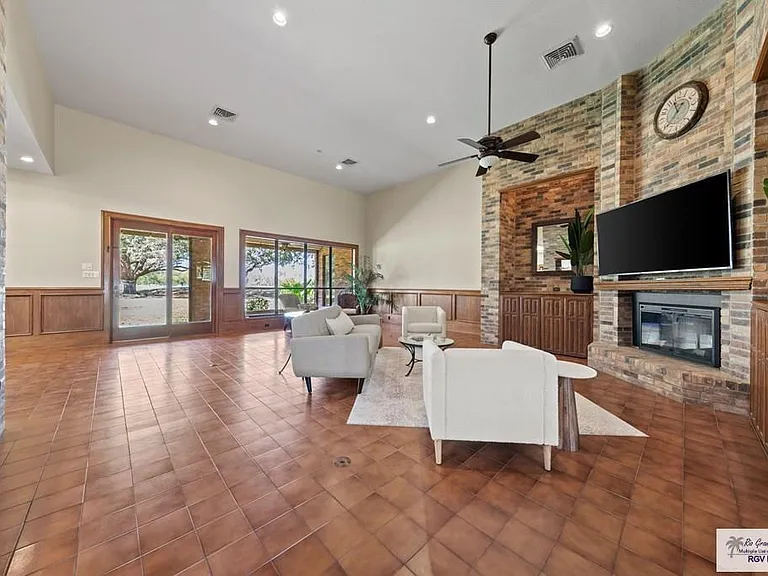 1301 Palm Valley Dr E — Photo 7