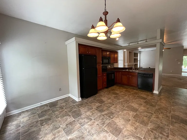 620 Green Valley Dr — Photo 2