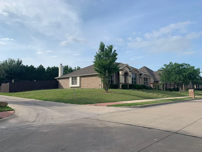 2519 Waterstone Ln — Photo 2
