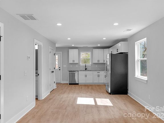 4th image of 716 Evening Shade Ln