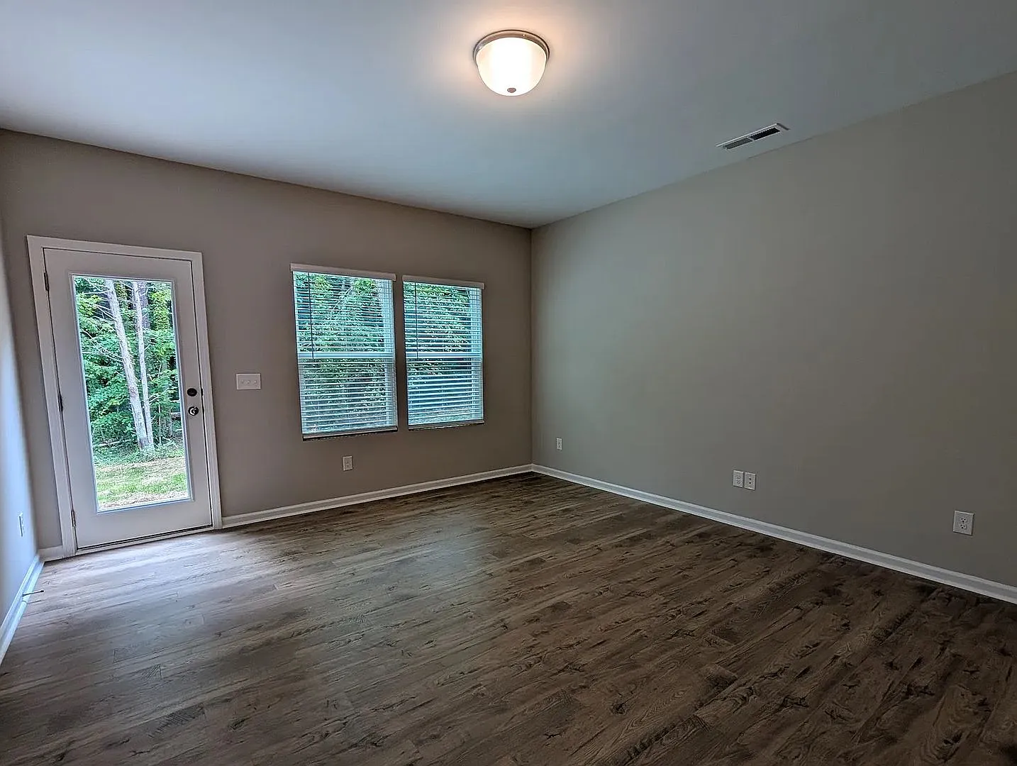 Room in 5 Bedroom Home at Reeves St — Photo 3