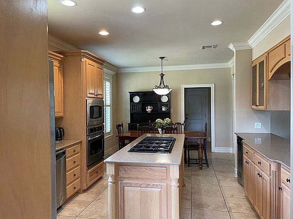 KITCHEN ISLAND/GAS STOVE