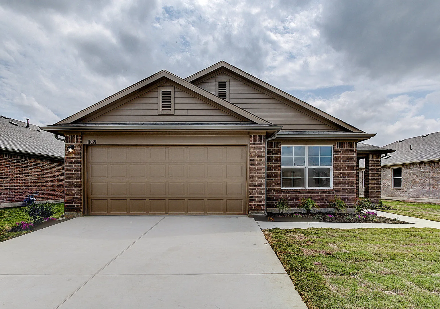 Gorgeous 4 Bed/3 Bath in Pioneer Crossing! — Photo 1