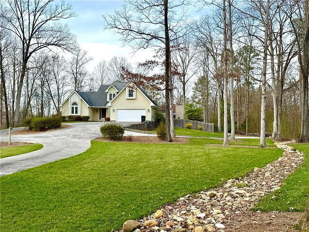 120 Colonial Way NE photo 1