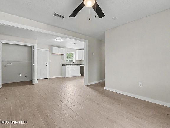 4th image of 258 Magnolia St