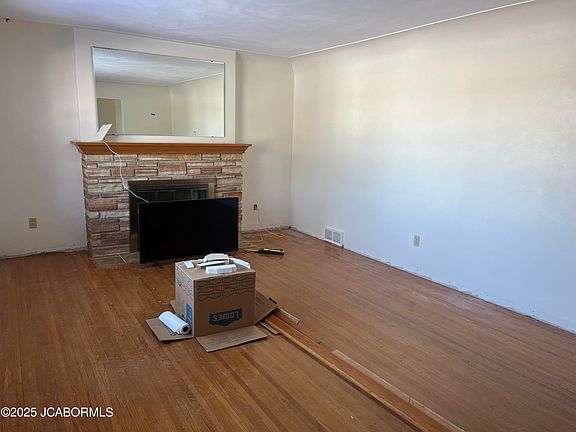 3rd image of 805 Nelson Dr