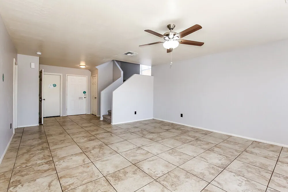 4 bed, 2.5 bath, 2121 sqft, $1,985 — Photo 4