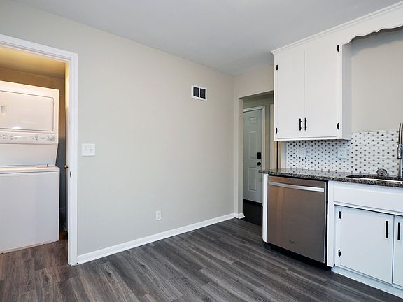 3rd image of 923 Oliver Ave N #2