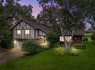 2709 Minot Ln, Waukesha, WI 53188