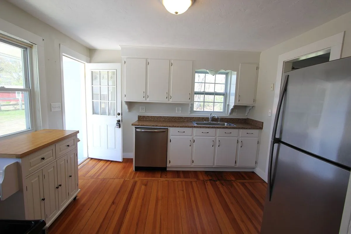 3 bed, 2.0 bath, 1232 sqft, $2,700 — Photo 3