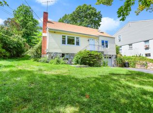 30 Perna Ln, Riverside, CT 06878
