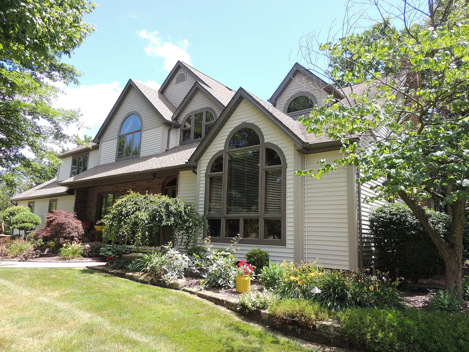 167 Colonial Dr photo 1
