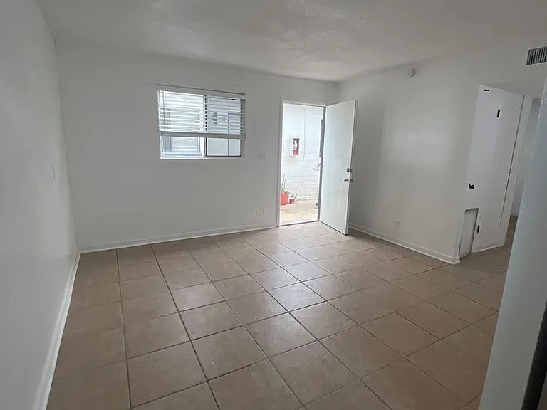 1433 S Kenneth Pl — Photo 3