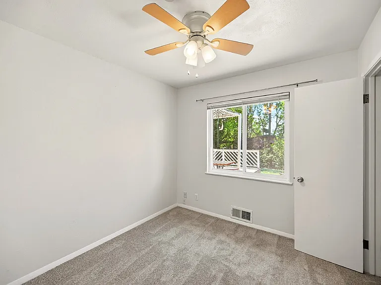 2400 Valley View Dr — Photo 14
