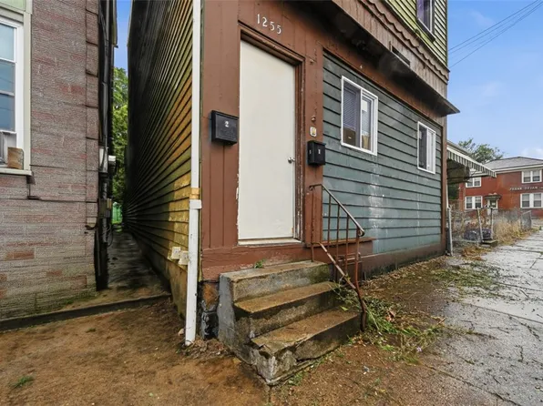 1255 Chartiers Ave, Mc Kees Rocks, PA 15136