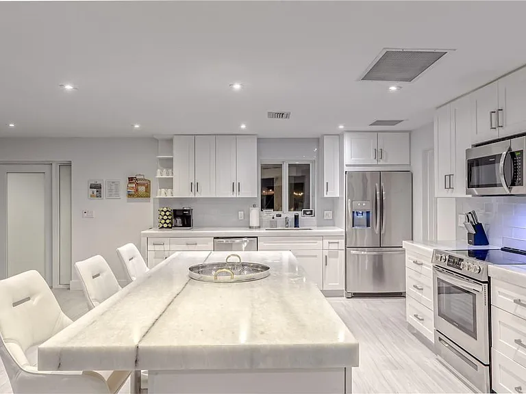 1800 SE Admirals Way — Photo 17